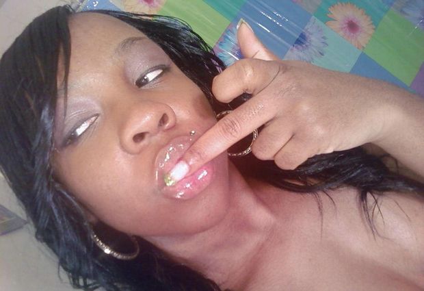 Ebony amateur licks her finger