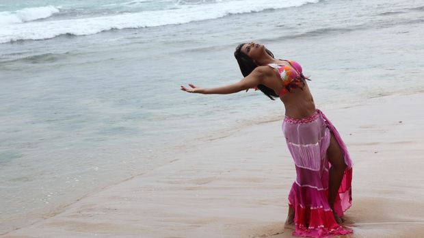 Neetu Chandra Hot Figure Exposed on Bikini