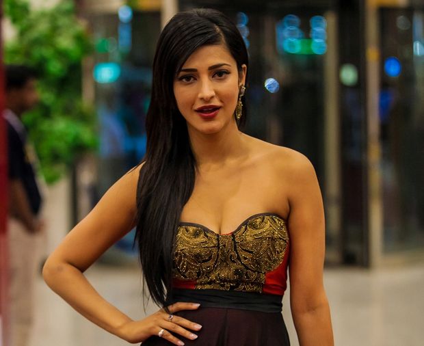 Shruti Hassan Milky Cleavage Exposed at Siima Awards 2013