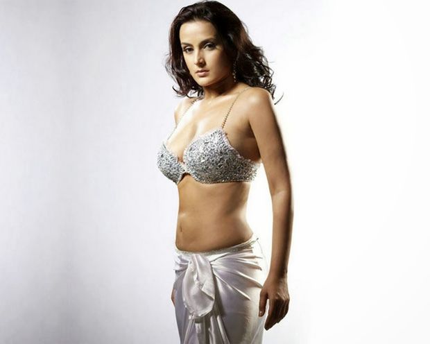Tulip Joshi Hot Milky Cleavage Exposed