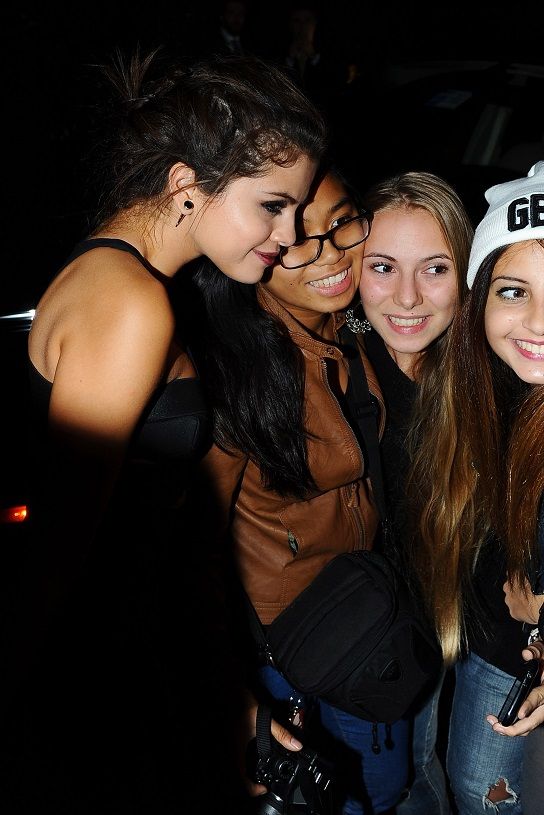 selena gomez selfie