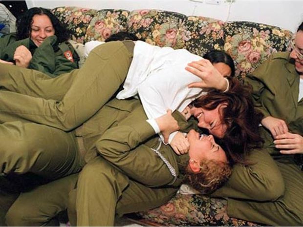 Israeli female soldiers