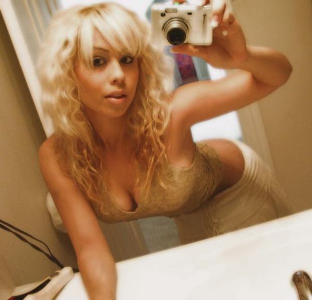 Beautiful blonde in a incredible selfshot pic