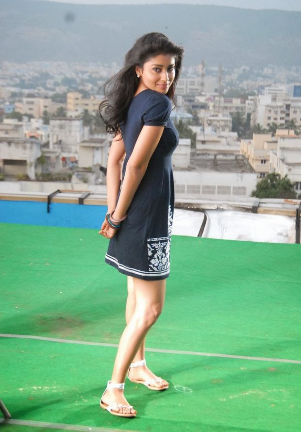 Shriya Saran Hot Milky Thighs Exposed