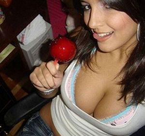 teen awesome cleavage.