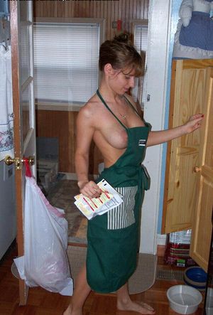 Impressive apron sideboob …