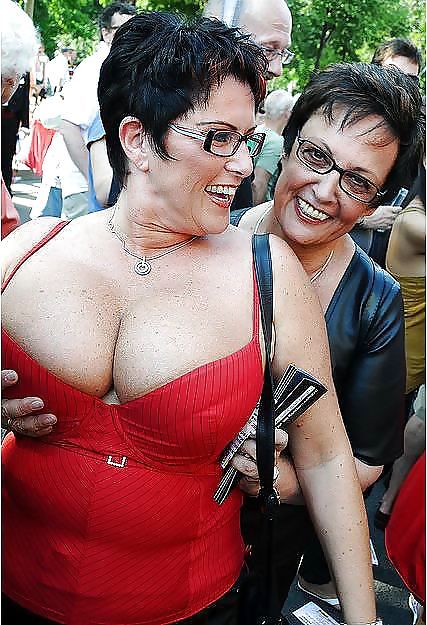 twin gilfs cleavage