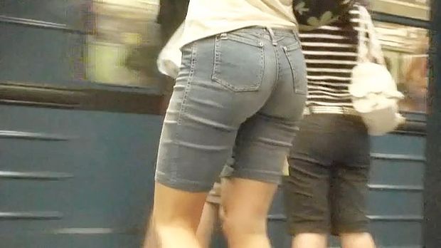 The wonderful cuties denim shorts are worn by the dilettante hottie that I caught on my spy livecam