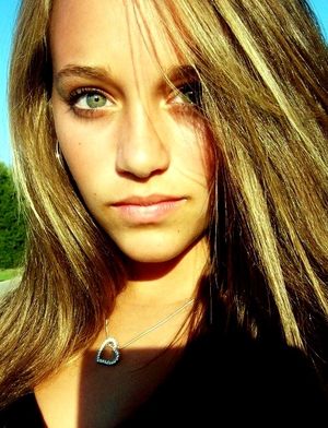 Hey there, sexy green eyes ;)