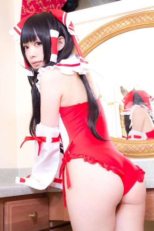 Reimu Hakurei Cosplay by Shiizuku