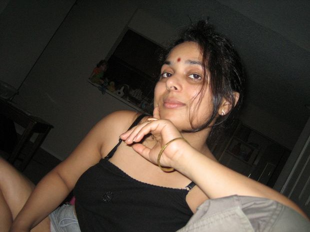 Indian Housewife blowjob pics