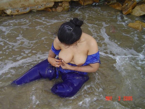 Indian Housewife Nude bath in River

Official website for more pics: www.desileones.info