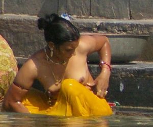 Indian ladies outside bath in River for spiritual prayers [voyeur pics] Official website: www.desileones.info Follow for more pics: