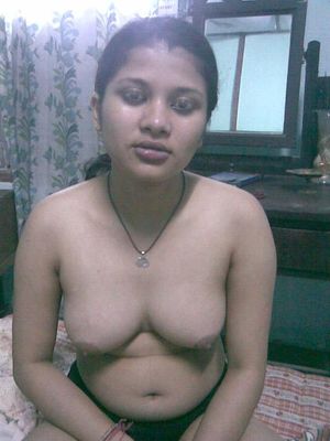Pune teen girl showing her boobs in village backdrop area