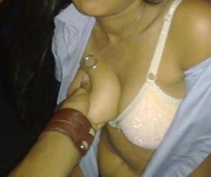 Indian Housewives cleavage pics