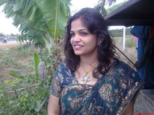 Beautiful Andhra Housewife Honeymoon Pics Beautiful Newly Married Andhra Housewife exposed fully on… View Post