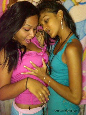 Lesbians smooch pics