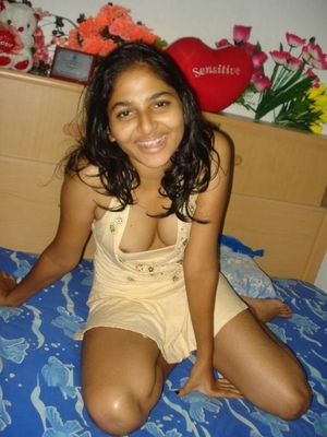 Cute girl intimate moments with Boyfriend-1 Similar Desi Nude Couple Pics