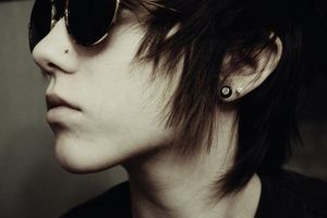 Cool emo boy! So handsome yet radical and rebellious! An expression that just exudes a cool emo boy! Arrogant as he looks straight to the side. Confident but a cool emo boy filled with content and strong determination. The well defined jaw outlines a hand