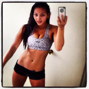 adriana luna gym selfie