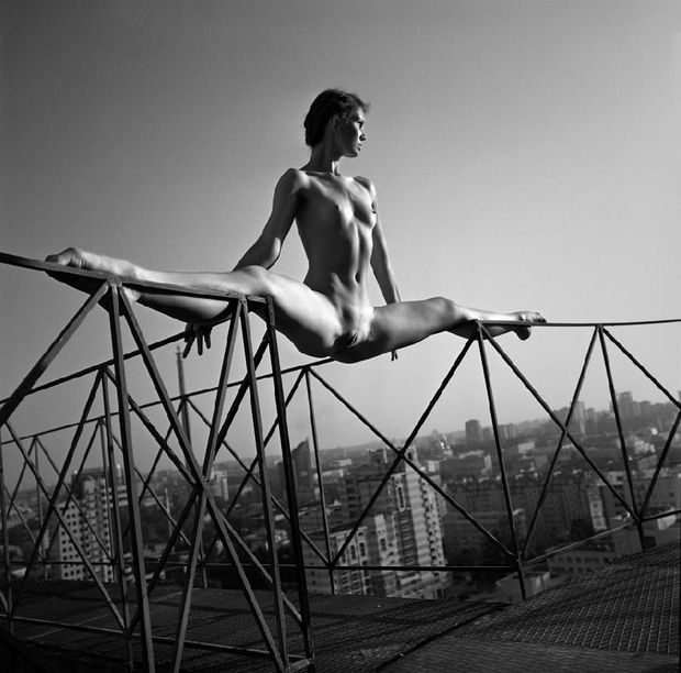 black and white of athletic babe doing splits