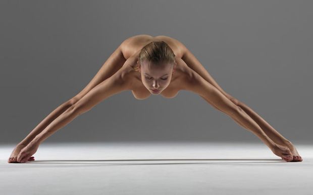 Nude Yoga: Prasarita Padottonasana