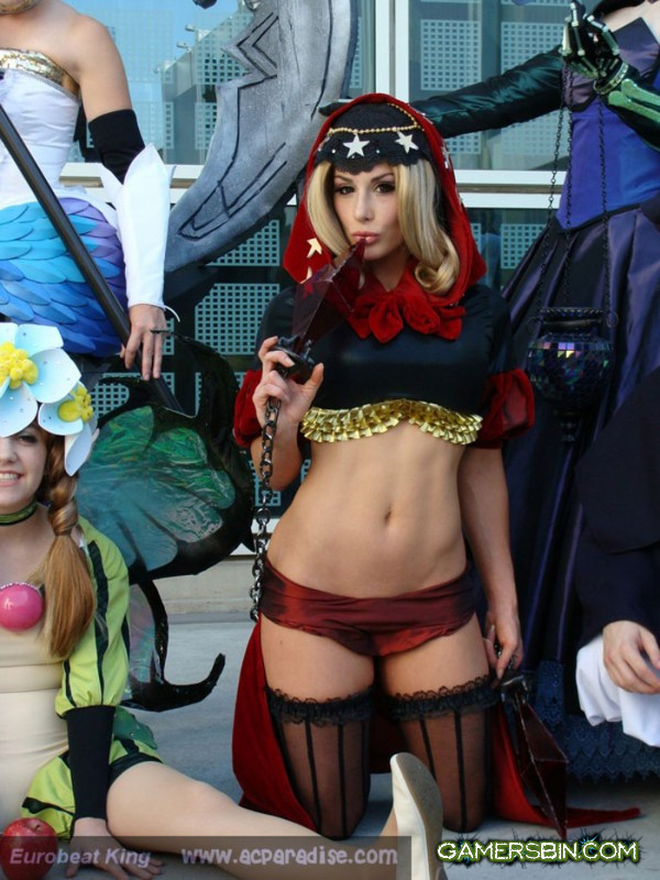 smoking curves and body on this cosplay girl