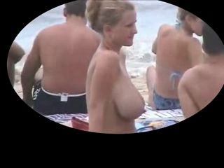 Candid tits at the beach