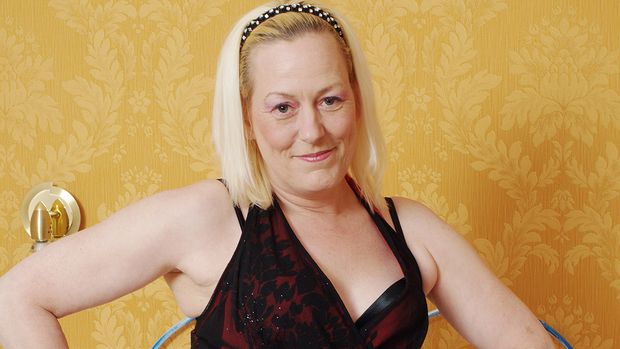 Breathtaking British aunt gets...