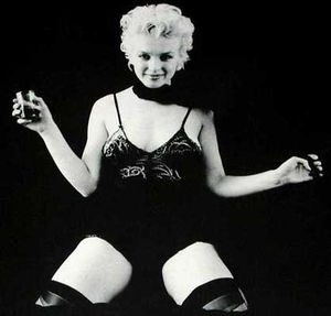 PICTURE - marilyn monroe sitting pretty