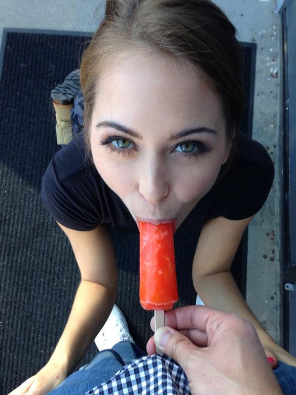 Riley Reid is sucking an ice!