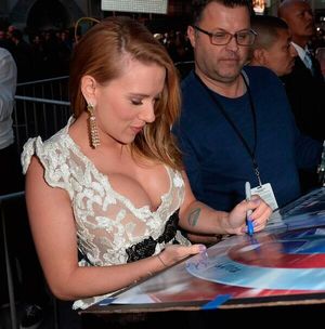 Scarlett Johansson sexy cleavage