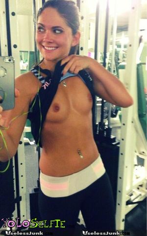 Fit babe selfie at the gym