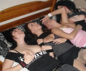 sympa cette petit soirée entre fille les seins à l'air , quelle belle photo elles nous font