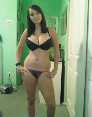 Well endowed college hottie