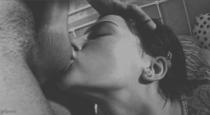 целует яица