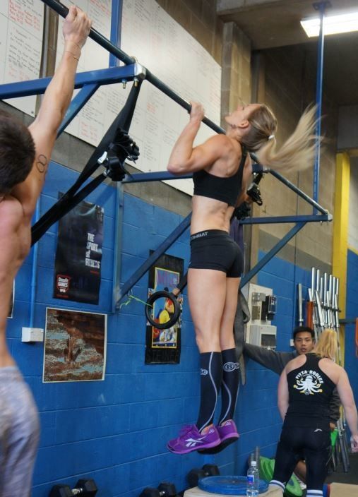 Pull-ups Crossfit girl