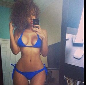 aisha thalia bikini selfie