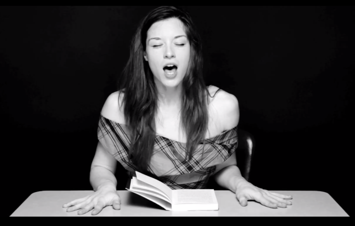 Stoya pendant qu'elle lit... et qu'elle a un orgasme