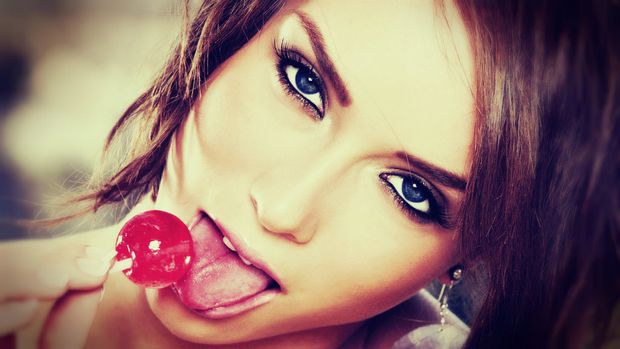 Malena Morgan licking à Lollypop