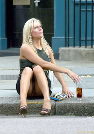 Abi Titmuss (no panty upskirt)
