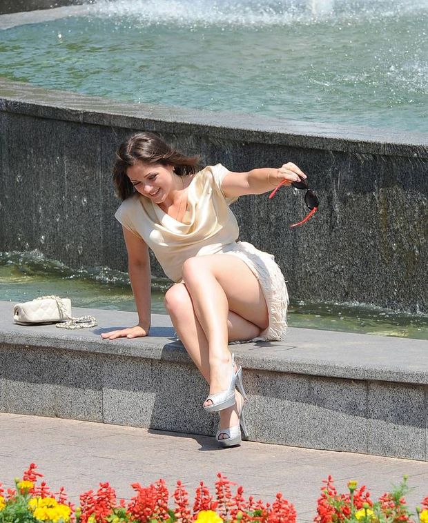 Upskirt peek by fountain