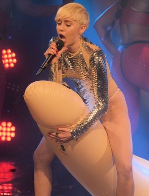 Miley Cyrus rides a dick
