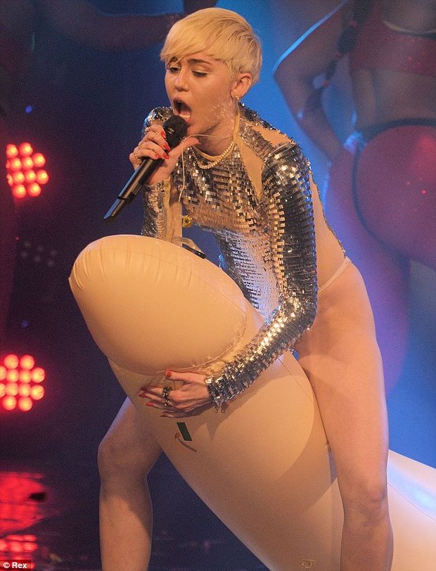 Miley Cyrus rides a dick