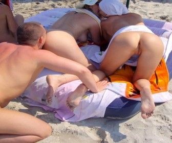 bienvenue à la plage avec des culs