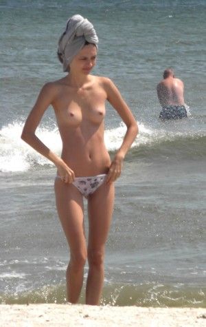piccole tette in riva al mare