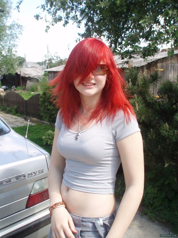 Hot red head girl non-nude - Chica pelirroja con ropa