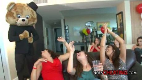 Massive Black Cock Gets Blowjob From Group