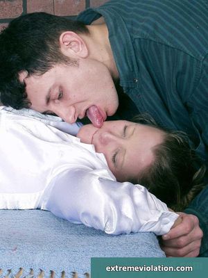 Soubrette blonde brutalement defoncée par un mec ivre et abusée avec une bouteille