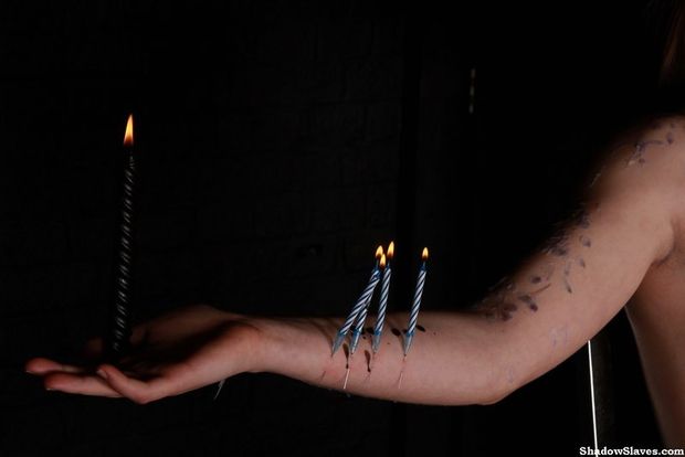 Jeux d'aiguilles sur le corps d'une esclave sexuelle masochiste nue